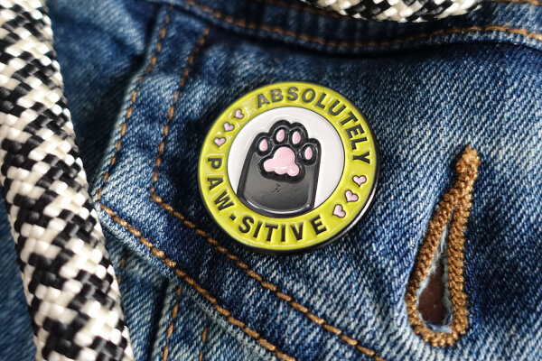 Anstecker-Pin "ABSOLUTELY PAW-SITIVE" | Emaille Brosche Pfote | Vierbeiner