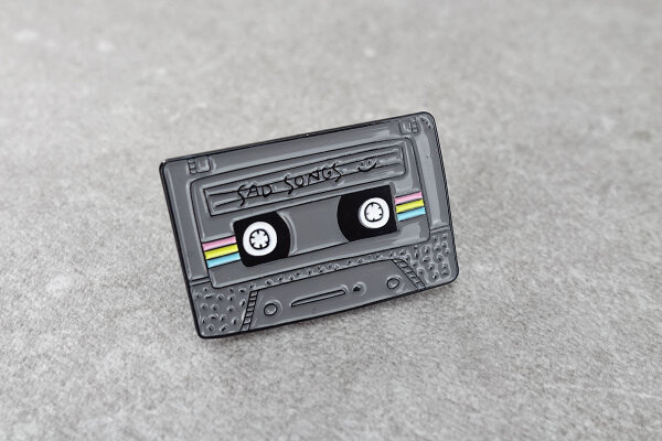 Pin Kassette | Tape "Sad Songs" | Anstecker aus Emaille | Grau Regenbogen
