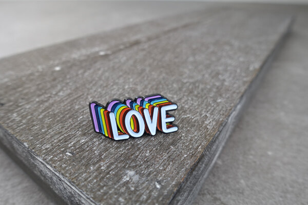 LOVE | bunter Emaille-Pin Schriftzug | Regenbogen Anstecker