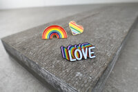 LOVE | bunter Emaille-Pin Schriftzug | Regenbogen Anstecker