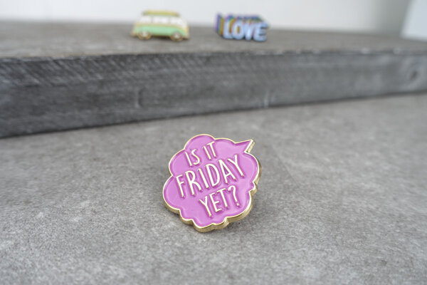 Emaille-Pin "Is it Friday yet?" Sprechblase Pink & Gold | Anstecker