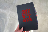 Notizbuch A5 mit Spruch fürs Büro | Schwarz mit farbiger Gravur | Soft-Touch | Individualisierbar