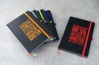 Notizbuch A5 mit Spruch fürs Büro | Schwarz mit farbiger Gravur | Soft-Touch | Individualisierbar