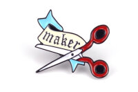 Pin Schere mit Schriftzug "maker" | Rot Hellblau