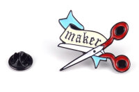 Pin Schere mit Schriftzug "maker" | Rot Hellblau