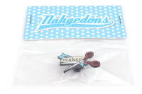 Pin Schere mit Schriftzug "maker" | Rot Hellblau