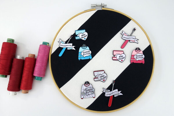 9er-Set Emaille-Pins | Näh-Sonderedition mit Schriftzügen